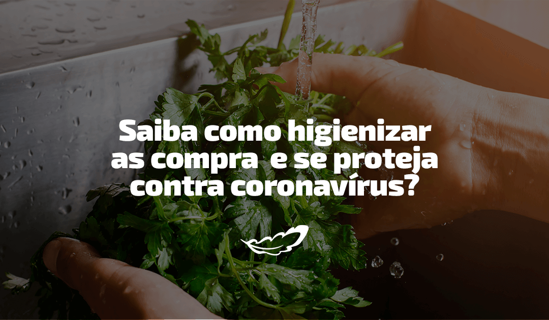 Como higienizar as compras - a imagem demonstra mãos lavando verduras para se proteger do Coronavírus.
