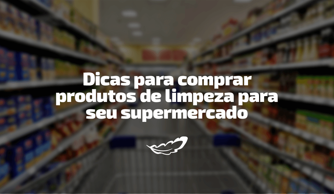 Comprar produtos de limpeza para supermercados- Na imagem tem o título do conteúdo na frente em branco "Dicas para comprar produtos de limpeza para seu supermercado" e a imagem de fundo são prateleiras de supermercado.