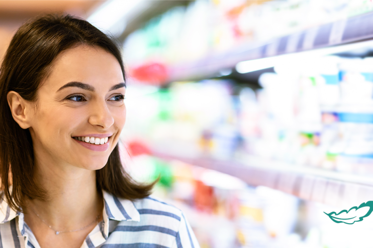 distribuidor de produtos de limpeza - na imagem uma mulher olhando as prateleiras do mercado.